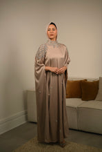 Load image into Gallery viewer, | LUXE | CLOSED CRYSTAL DETAIL KAFTAN ABAYA| DUSKY PINK |