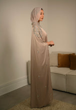 Load image into Gallery viewer, | LUXE | CLOSED CRYSTAL DETAIL KAFTAN ABAYA| DUSKY PINK |