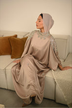 Load image into Gallery viewer, | LUXE | CLOSED CRYSTAL DETAIL KAFTAN ABAYA| DUSKY PINK |