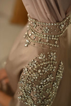 Load image into Gallery viewer, | LUXE | CLOSED CRYSTAL DETAIL KAFTAN ABAYA| DUSKY PINK |