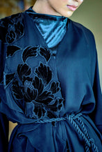 Load image into Gallery viewer, | VELVET AND CHIFFON DETAIL OPEN CAPE |