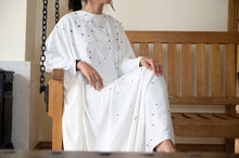 Load image into Gallery viewer, | CLOSED ABAYA WITH SUBTLE PEARL DETAIL |