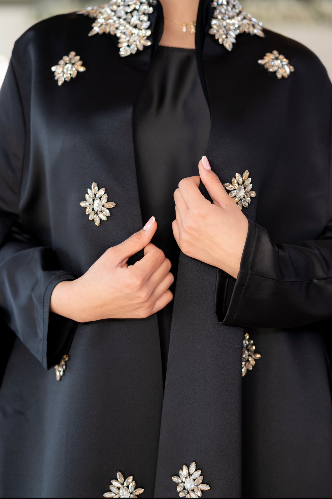 | LUXE | BLACK STRUCTURED CRYSTAL COLLAR MOTIF CAPE