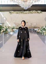 Load image into Gallery viewer, | LUXE | BLACK STRUCTURED CRYSTAL COLLAR MOTIF CAPE
