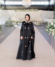 Load image into Gallery viewer, | LUXE | BLACK STRUCTURED CRYSTAL COLLAR MOTIF CAPE
