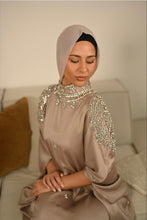 Load image into Gallery viewer, | LUXE | CLOSED CRYSTAL DETAIL KAFTAN ABAYA| DUSKY PINK |
