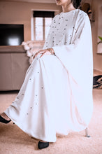 Load image into Gallery viewer, | CLOSED ABAYA WITH SUBTLE PEARL DETAIL |
